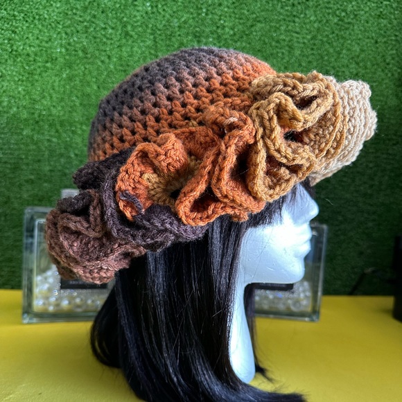 Handmade ruffle hat - Picture 2 of 2